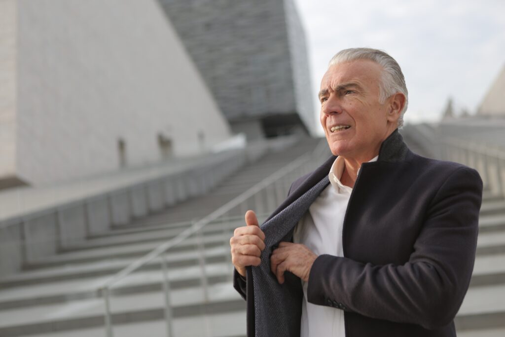 Alter Mann an der Treppe mit Luftproblemen